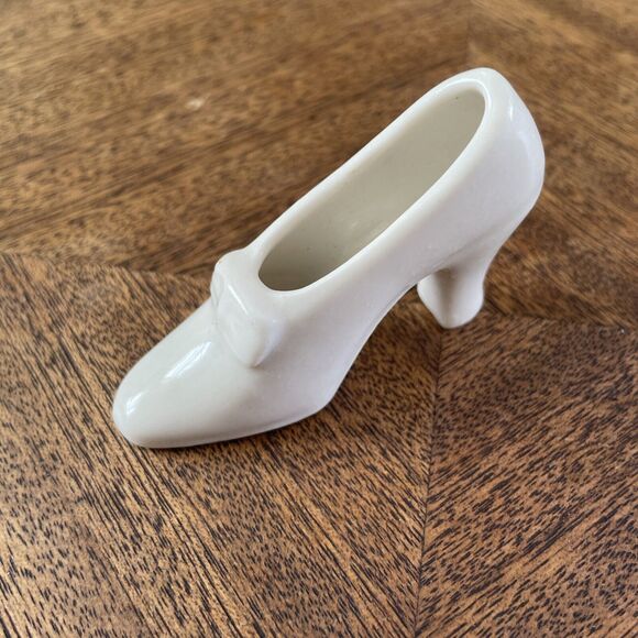 Vtg Miniature Porcelain Shoe Sculpture 3 in X 2 in Victorian Mini‎ White china - Picture 1 of 7